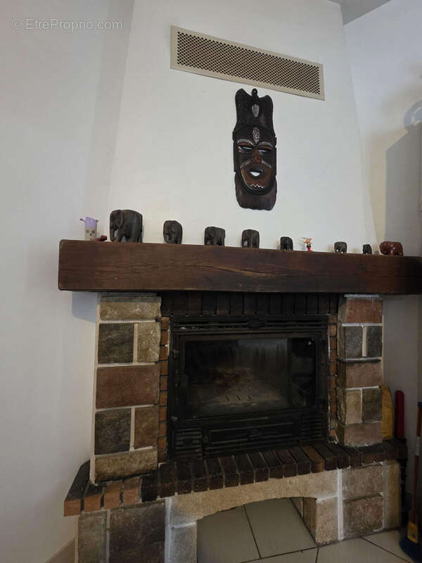 Une belle cheminée pour réchauffer vos soirées d?hiver - Maison à REVILLON