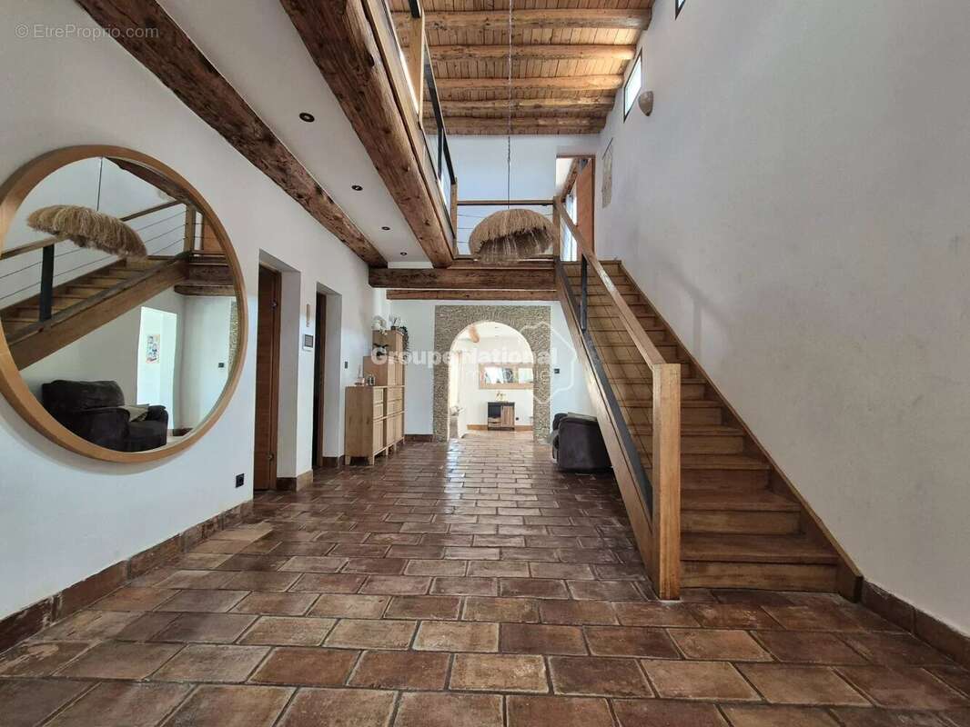 Maison à ENTRAIGUES-SUR-LA-SORGUE