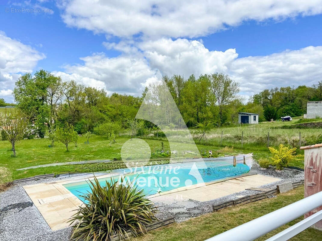 Maison à BUSSAC-SUR-CHARENTE