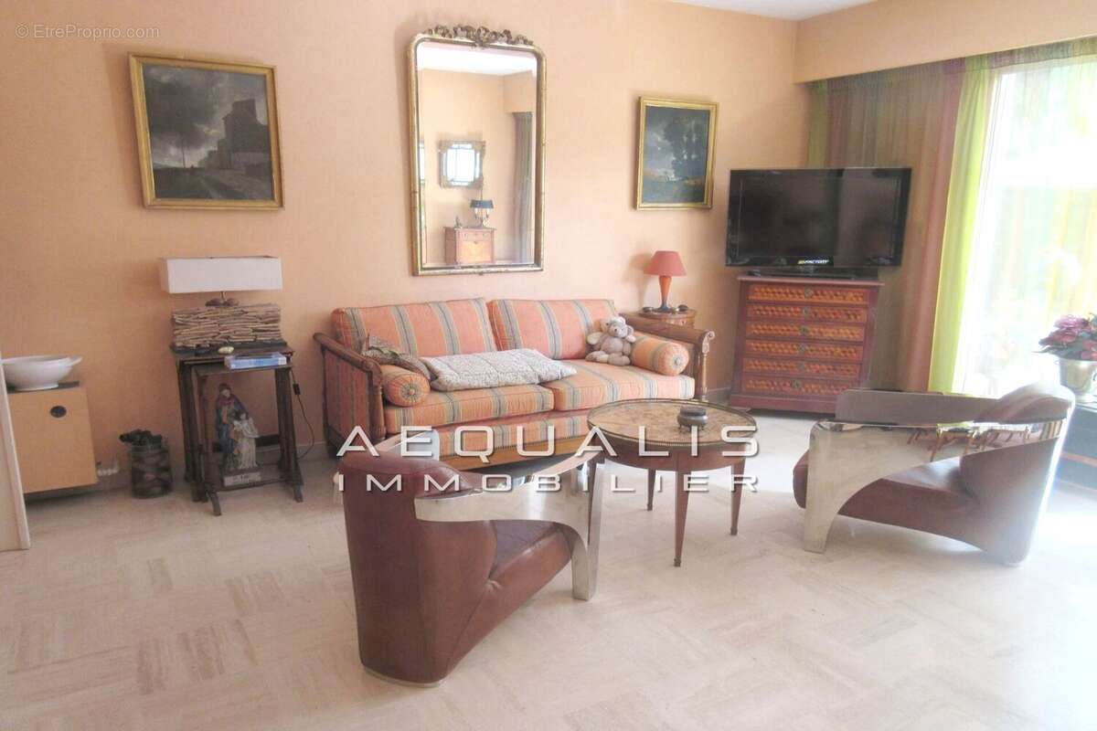 Appartement à SAINT-LAURENT-DU-VAR