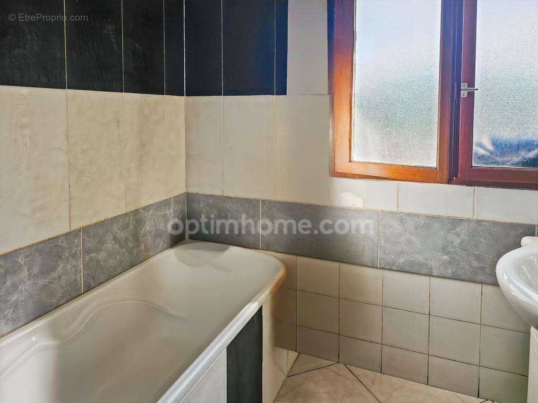 Appartement 3 pièces de 65 m2 en duplex + studio de 20 m2 avec parkings à vendre à CARRIERES SOUS POISSY (78) - photo 5