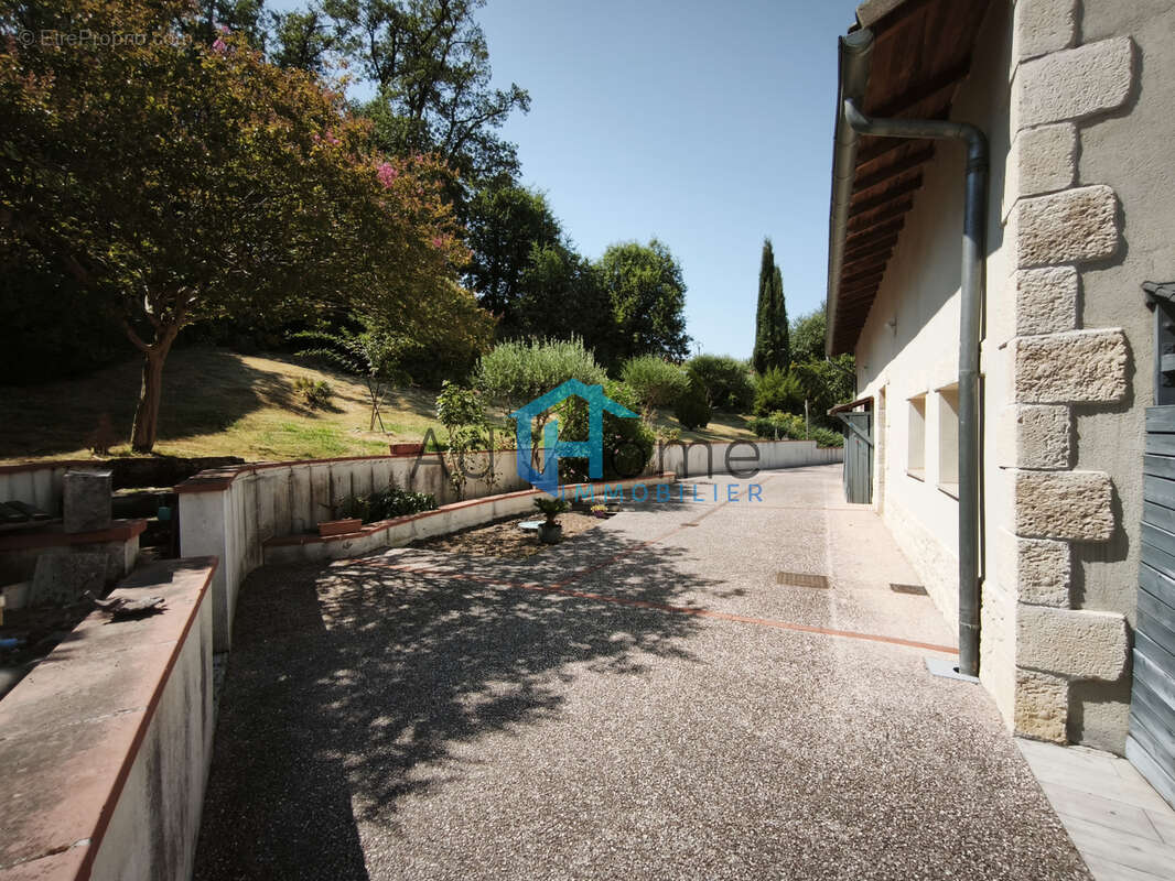 Ancienne bergerie T5 restaurée - Terrain 2485 m2 - Piscine - photo 2