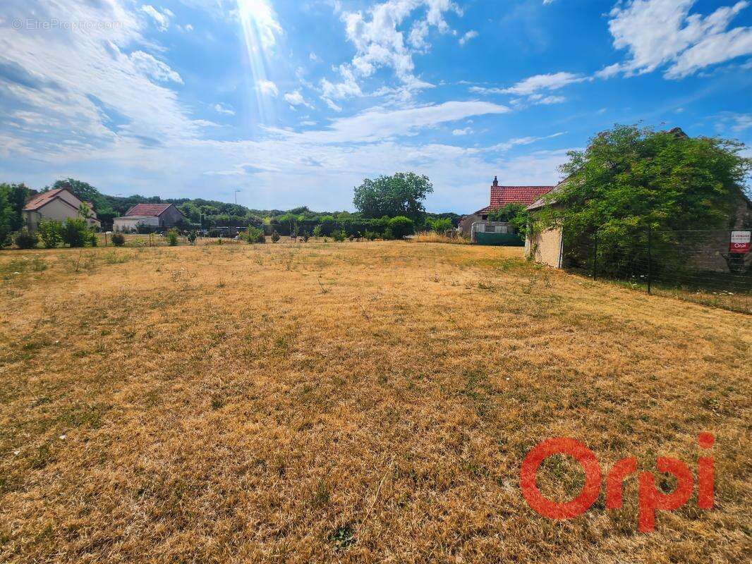 Terrain à SAINT-GERMAIN-DES-BOIS