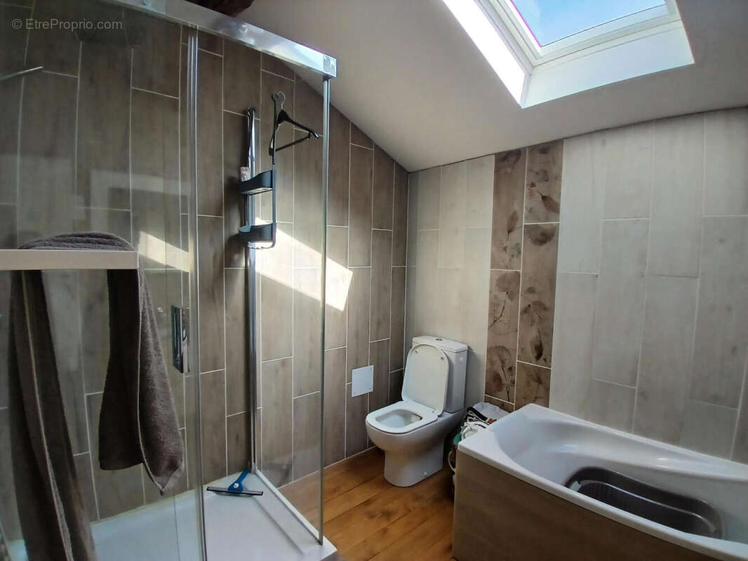 En suite master bed - Maison à SAINT-SAUD-LACOUSSIERE