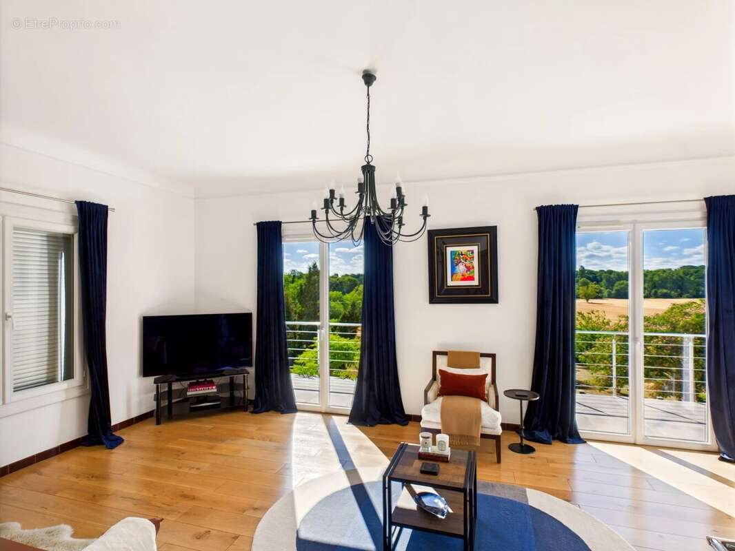 Propriété de luxe de quatre chambres avec grand jardin et piscine, à quelques pas de la ville - photo 25