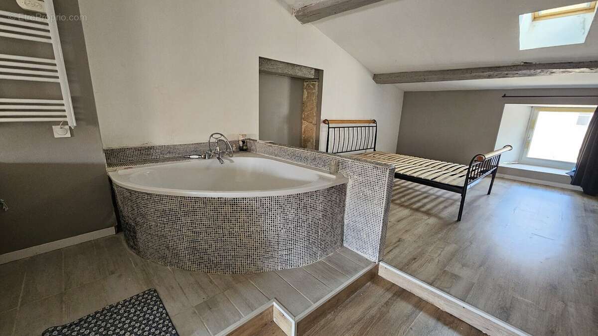 Maison mitoyenne au cur de St Maixent l'Ecole - photo 9