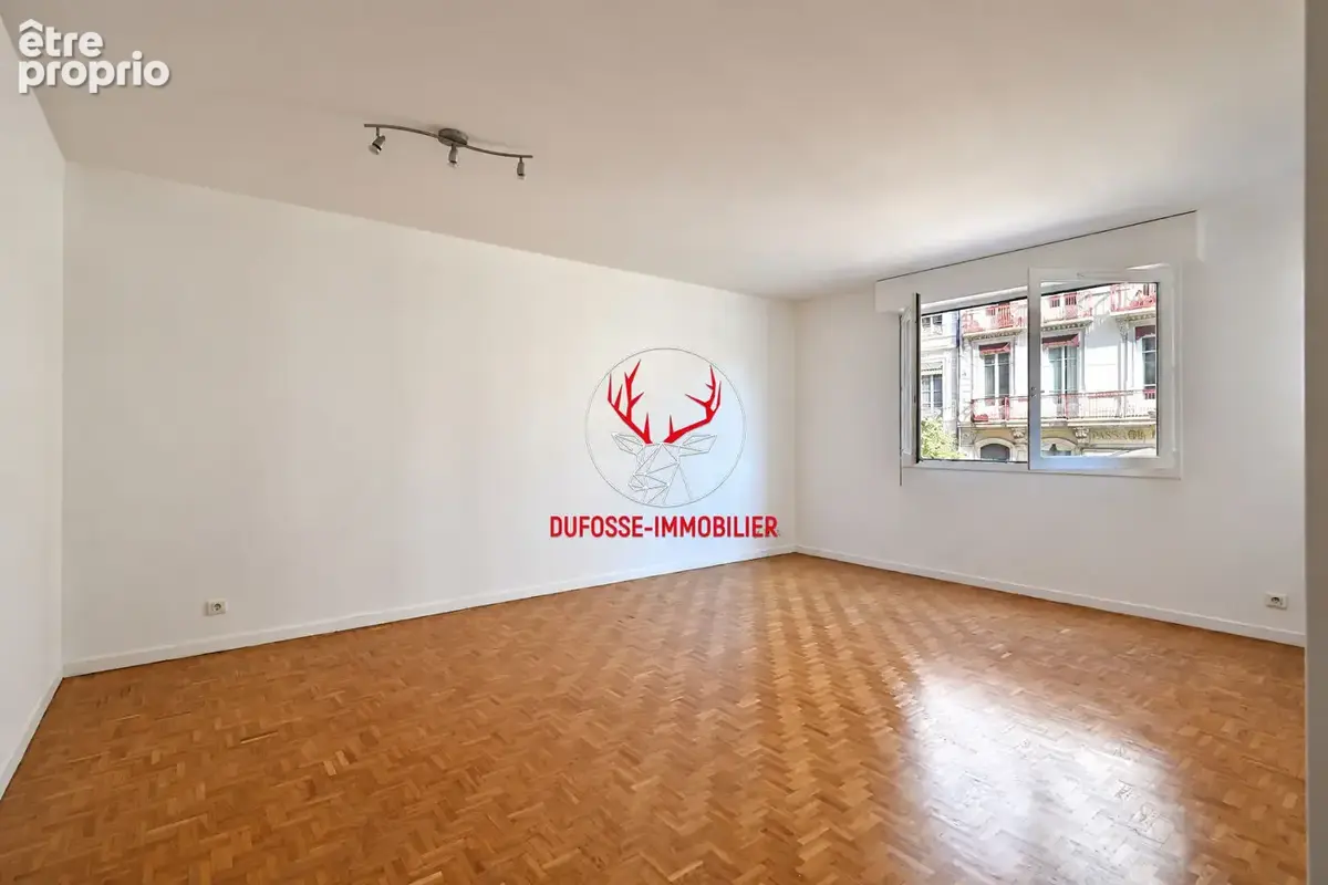 Carré d'or / jacobins - t2 de 57 m² entièrement rénové avec vue sur la place - photo 2