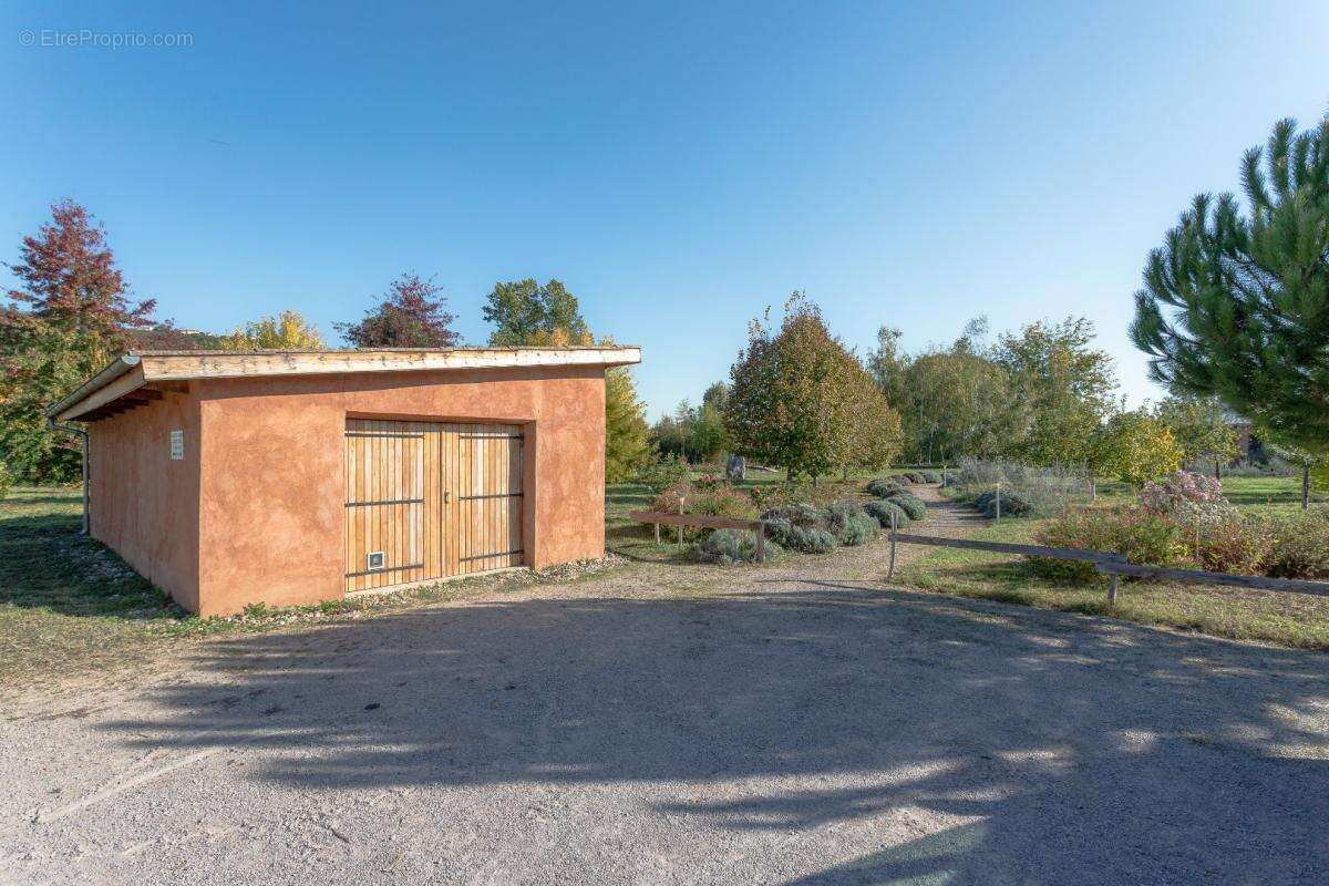 Commerce à CASTELNAU-DE-LEVIS