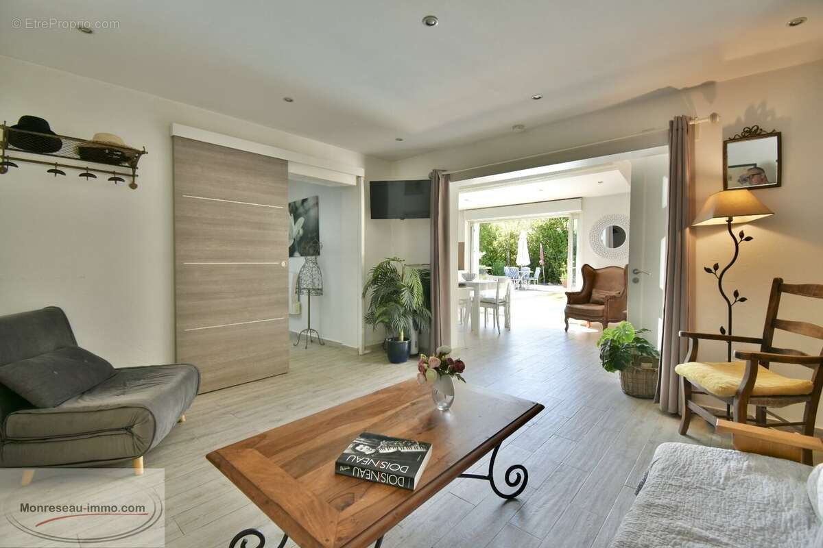 Maison à LA ROQUETTE-SUR-SIAGNE