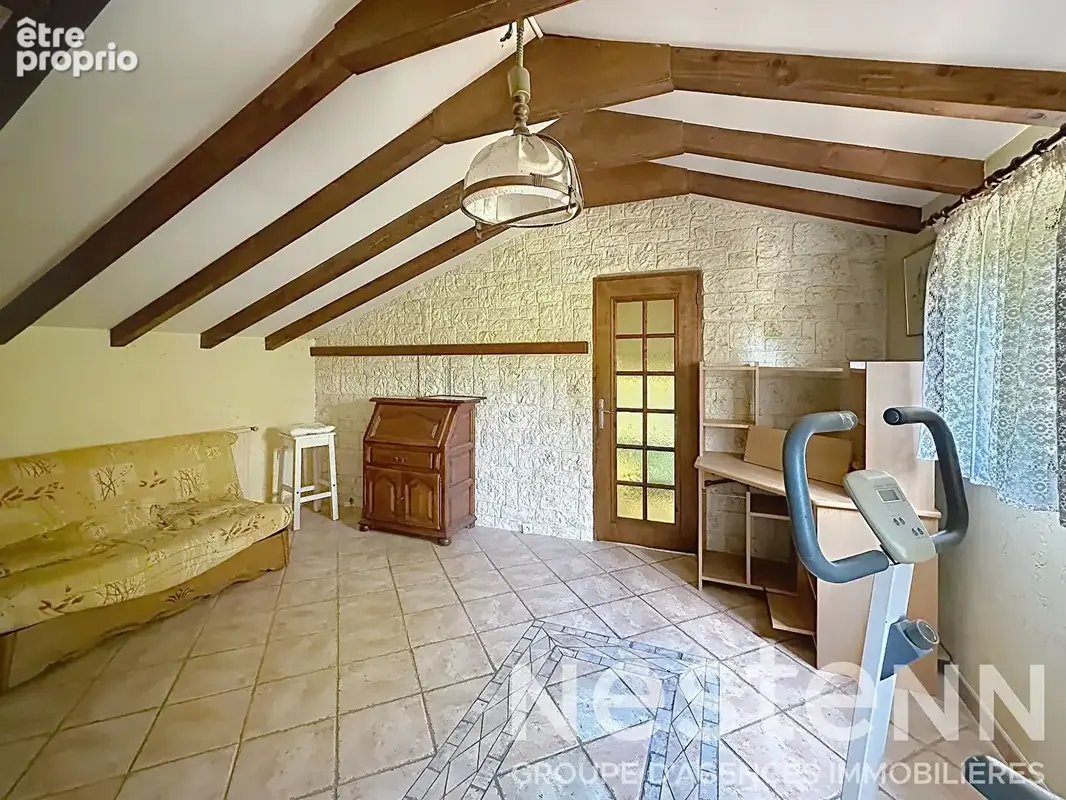 Maison à vendre à Arles sur 9000 m² avec deux habitations, dépendances et hangars - photo 7
