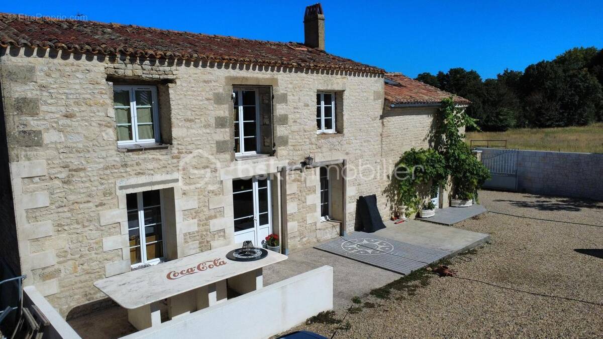 Maison à SURGERES