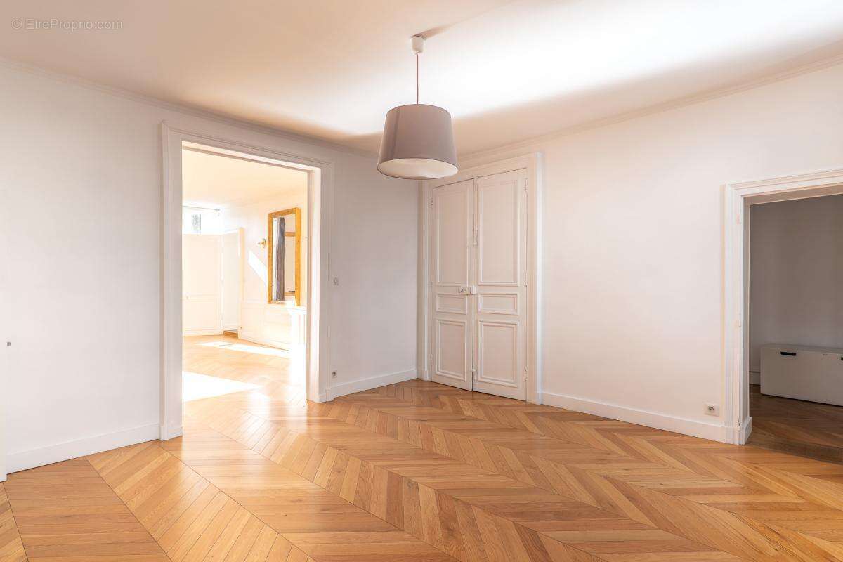 Appartement à PARIS-1E