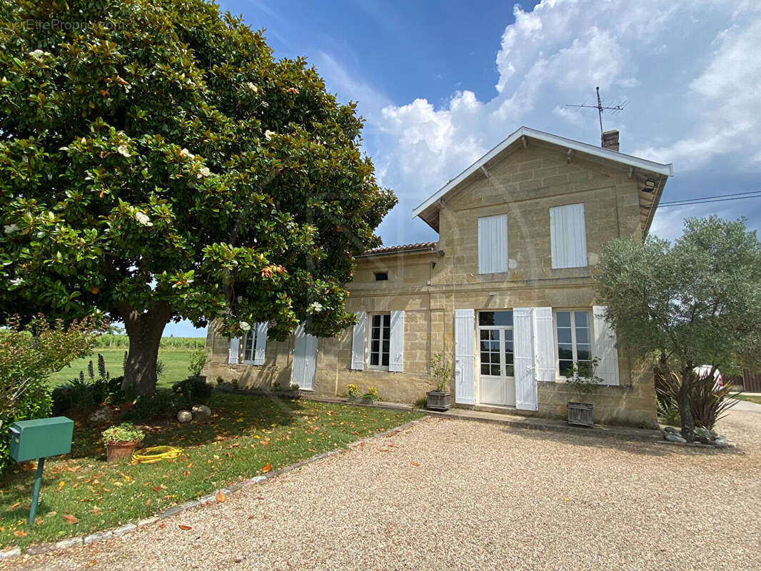 Emplacement exceptionel pour cette maison en pierre avec 4 ha au tour - photo 2