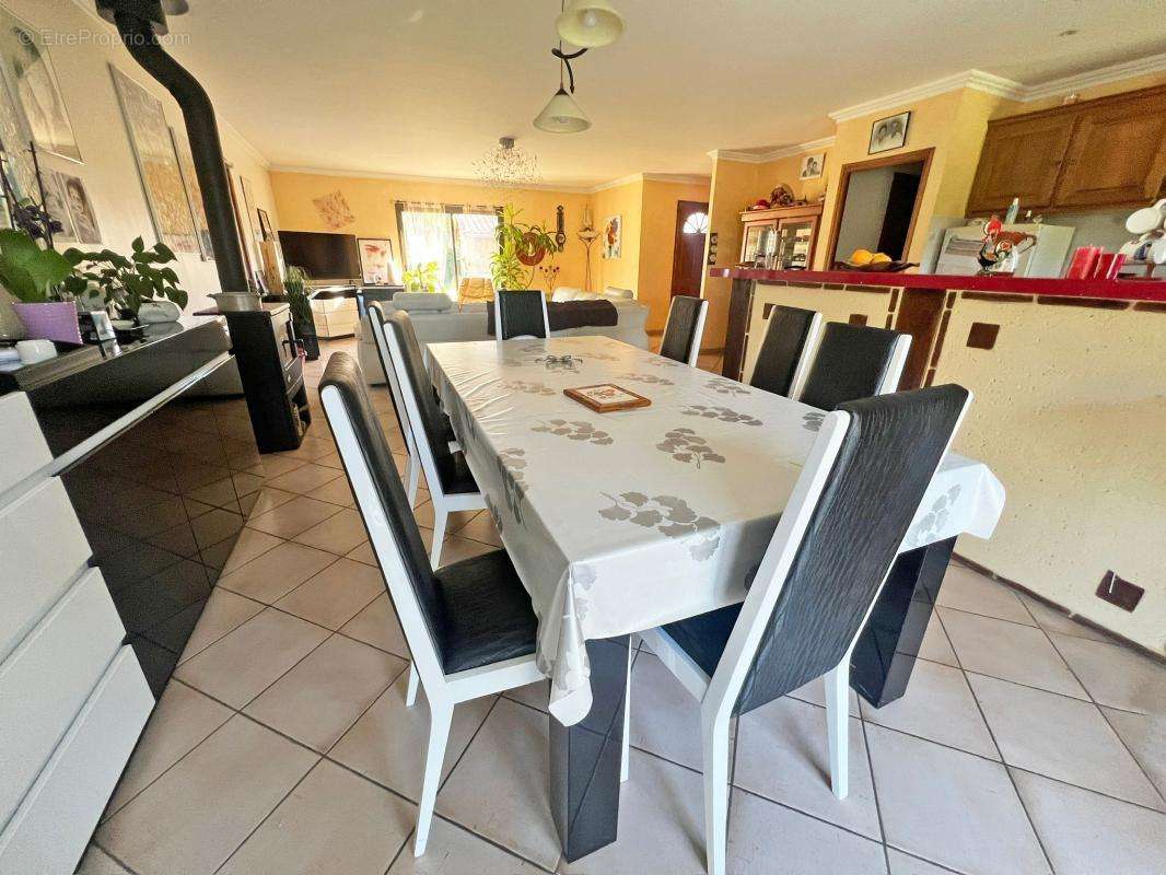 Maison à EGLISE-NEUVE-DE-VERGT