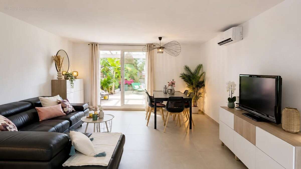 HYÈRES, PROCHE DE LA GARE – Maison avec 3 chambres, jardin, garage et stationnement - photo 2