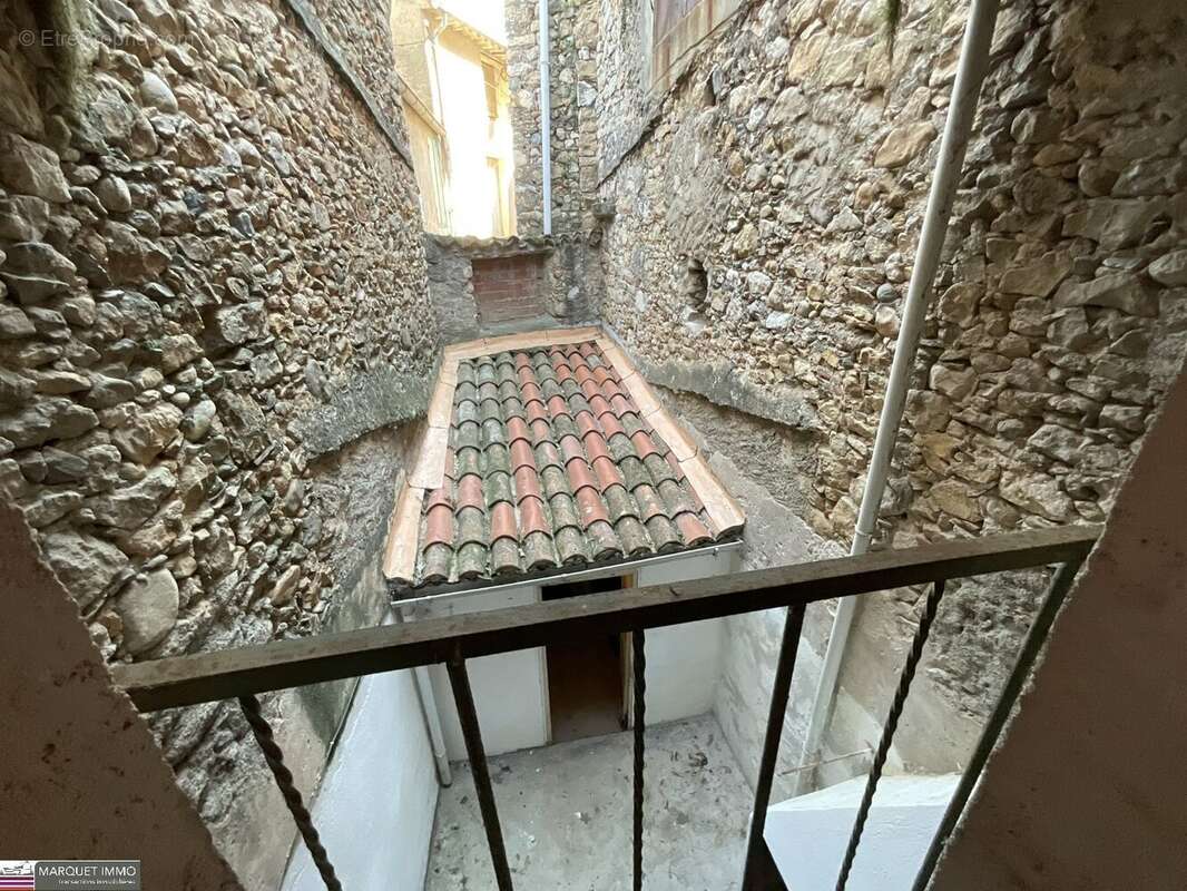 Beau potentiel pour cette maison de village T3 offrant 90 m² avec cour, garage, à rénover selon toutes vos envies ! - photo 24