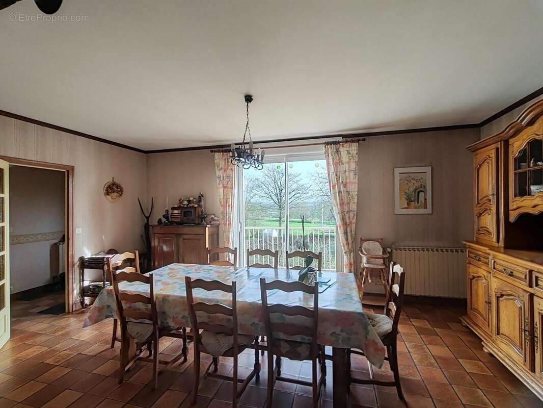 Maison 202 m² à Savigny-Le-Vieux  - photo 4