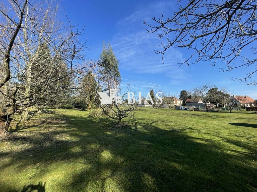 Terrain à JUMIEGES