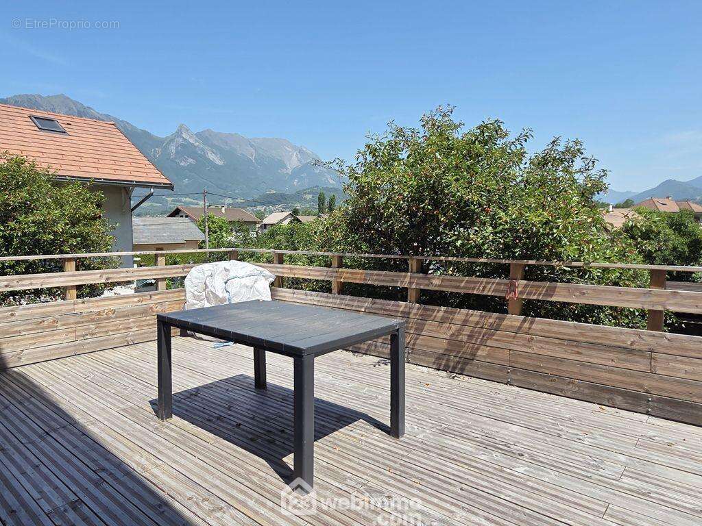 Elle donne accès à un balcon exposé Sud-Ouest et à une grande terrasse de 27m² orientée Nord-Est... - Maison à GRIGNON