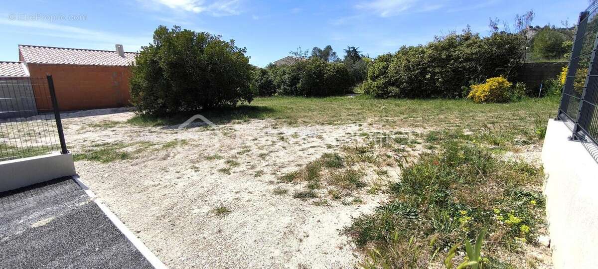 A vendre terrain constructible et viabilisé de 500 m2  , au pied du Luberon , très au calme , sur Mérindol - photo 9