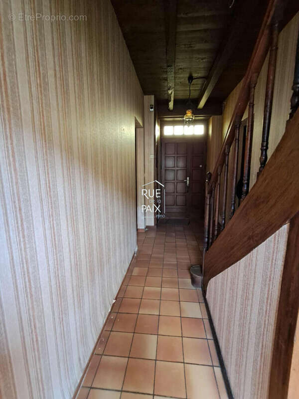 Maison située à Antran avec dépendances et grand jardin ! - photo 4