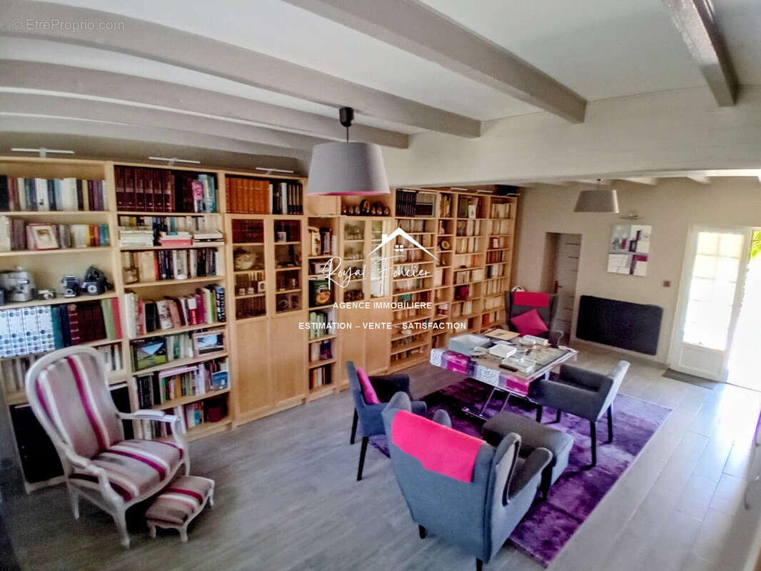 Espace Salon avec nombreux rangements  - Maison à LES ORMES