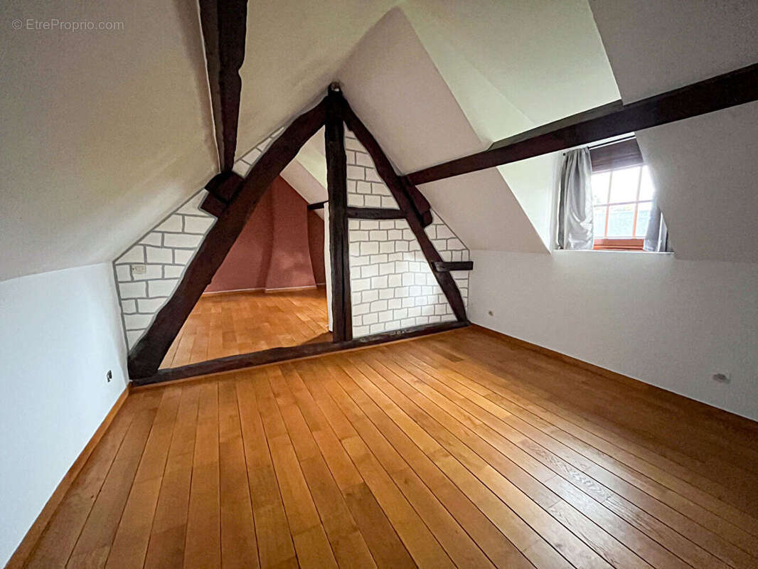 Maison à LA CHAPELLE-DU-BOIS-DES-FAULX