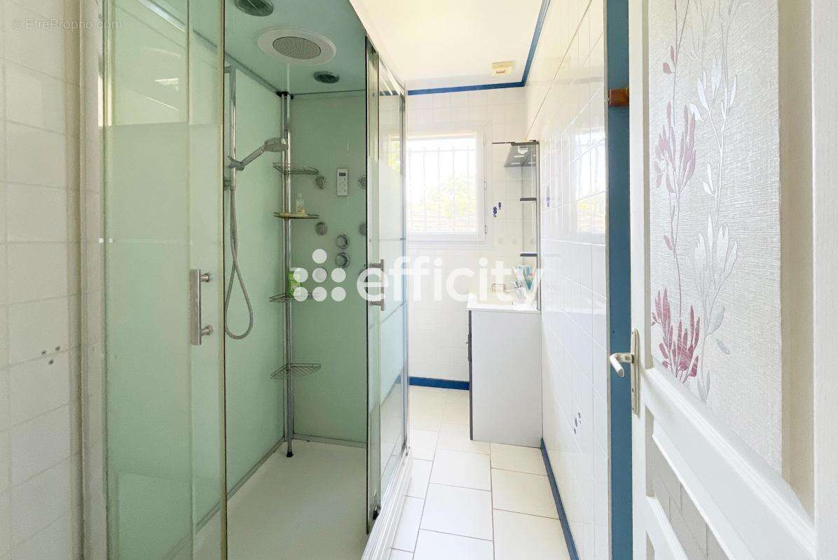 Maison à SAINT-LAURENT-DE-LA-PREE