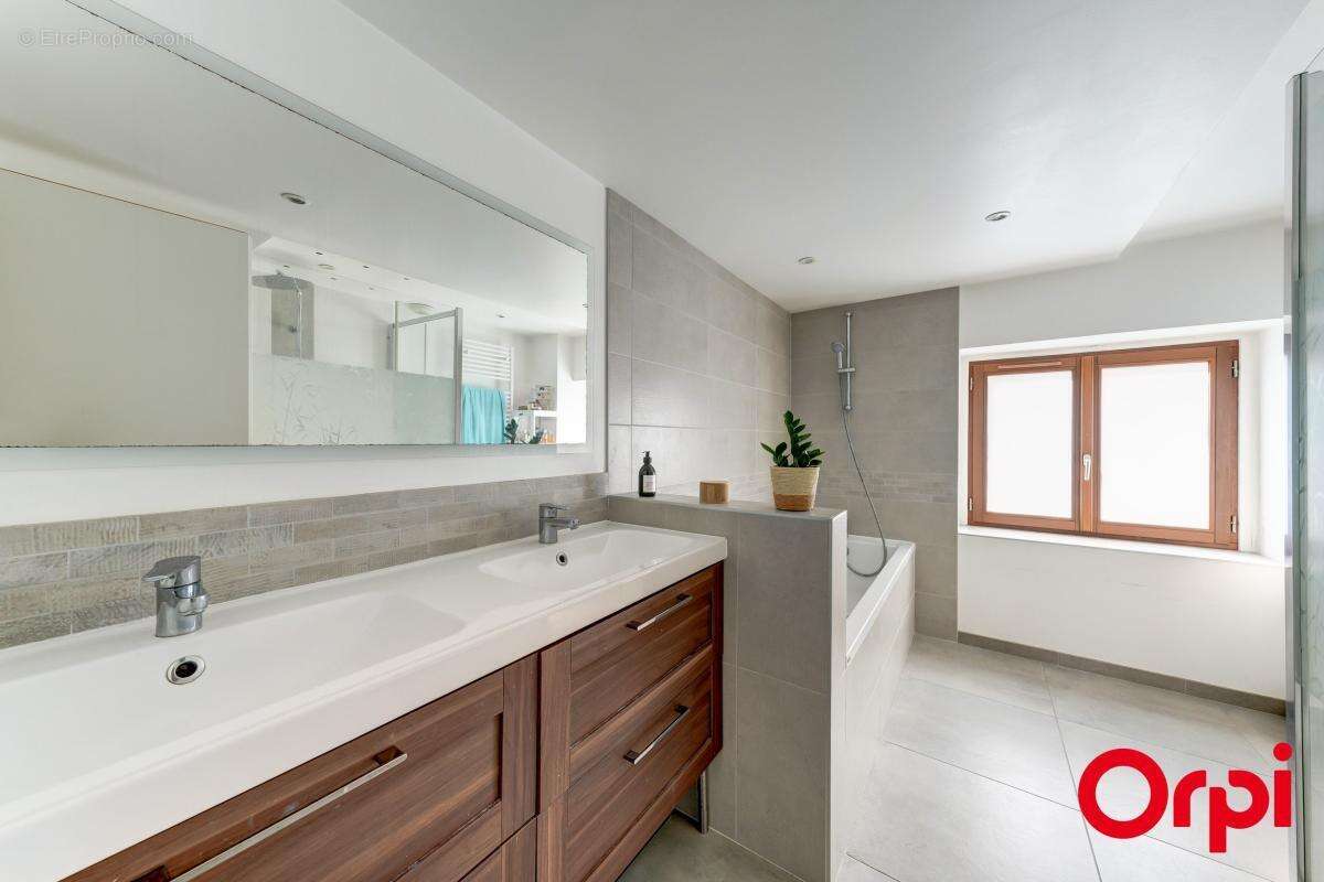 Maison à GREZIEU-LA-VARENNE