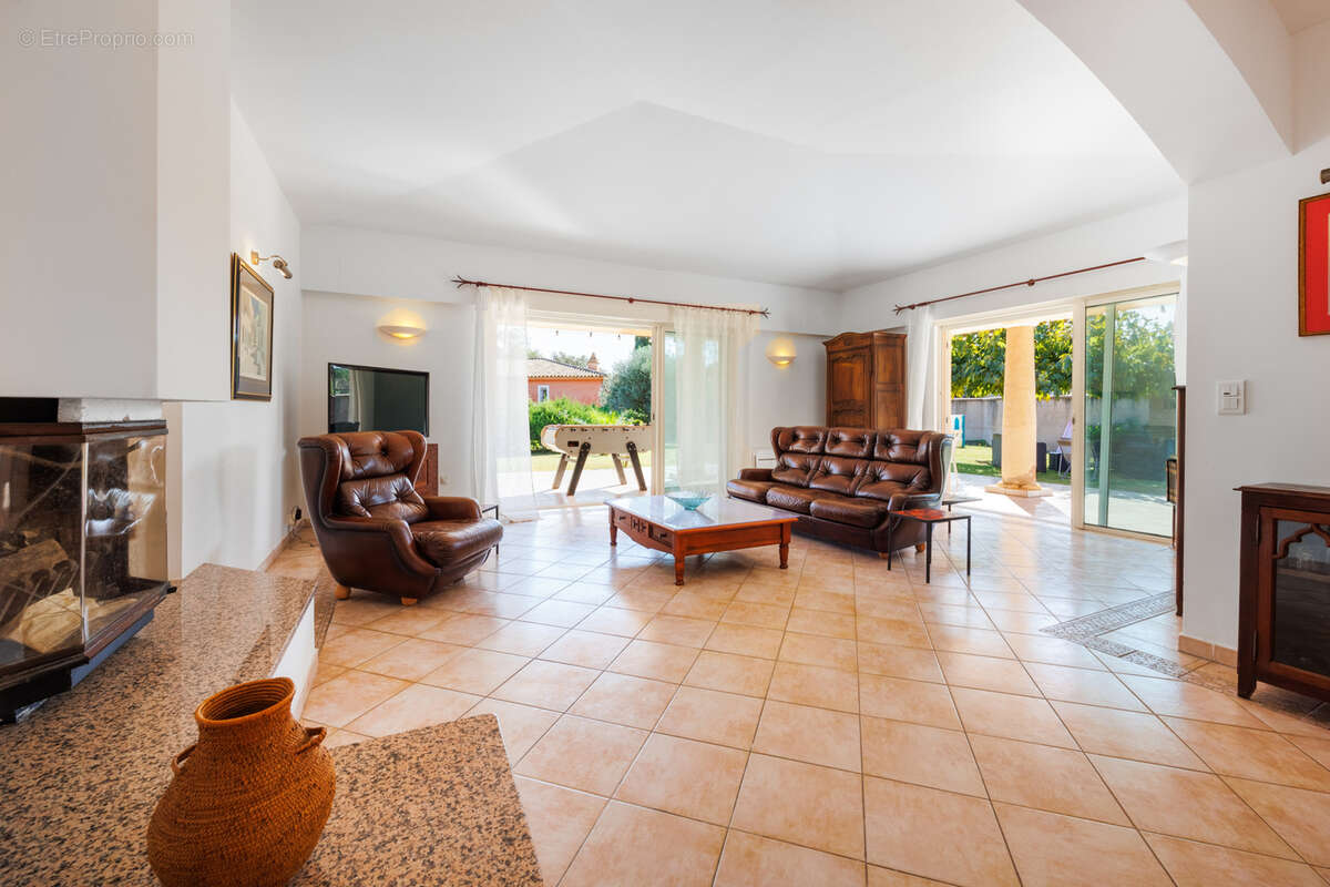 Villa type 6 de plain-pied avec jardin paysager à Marina di Fiori - photo 2
