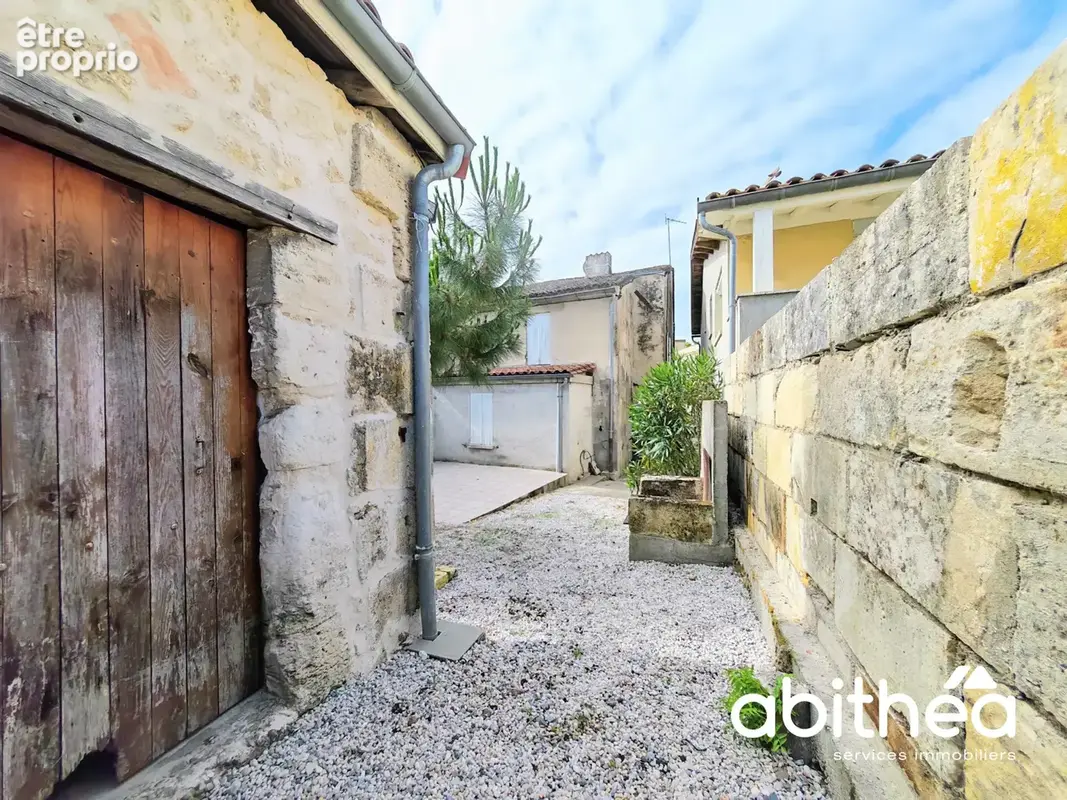 Maison F4 de 115 m2 en plein bourg de Fronsac ! - photo 3
