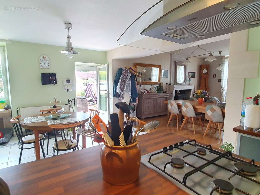 Maison 134 m² à Rioux  - photo 4