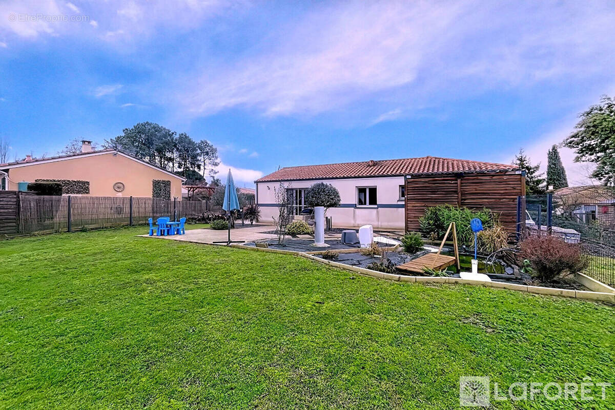 Maison à TIZAC-DE-LAPOUYADE