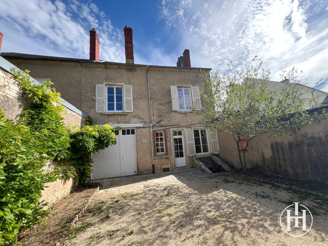 Maison à DUN-SUR-AURON