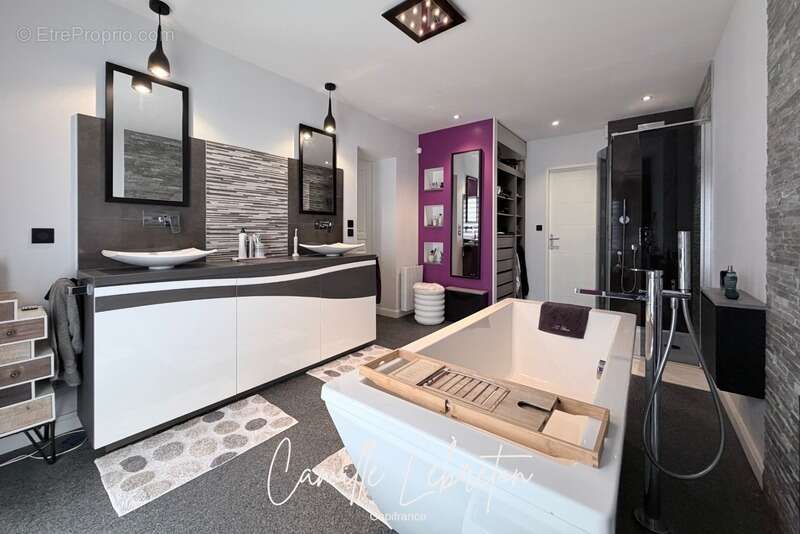 Maison à LA CHAPELLE-BASSE-MER