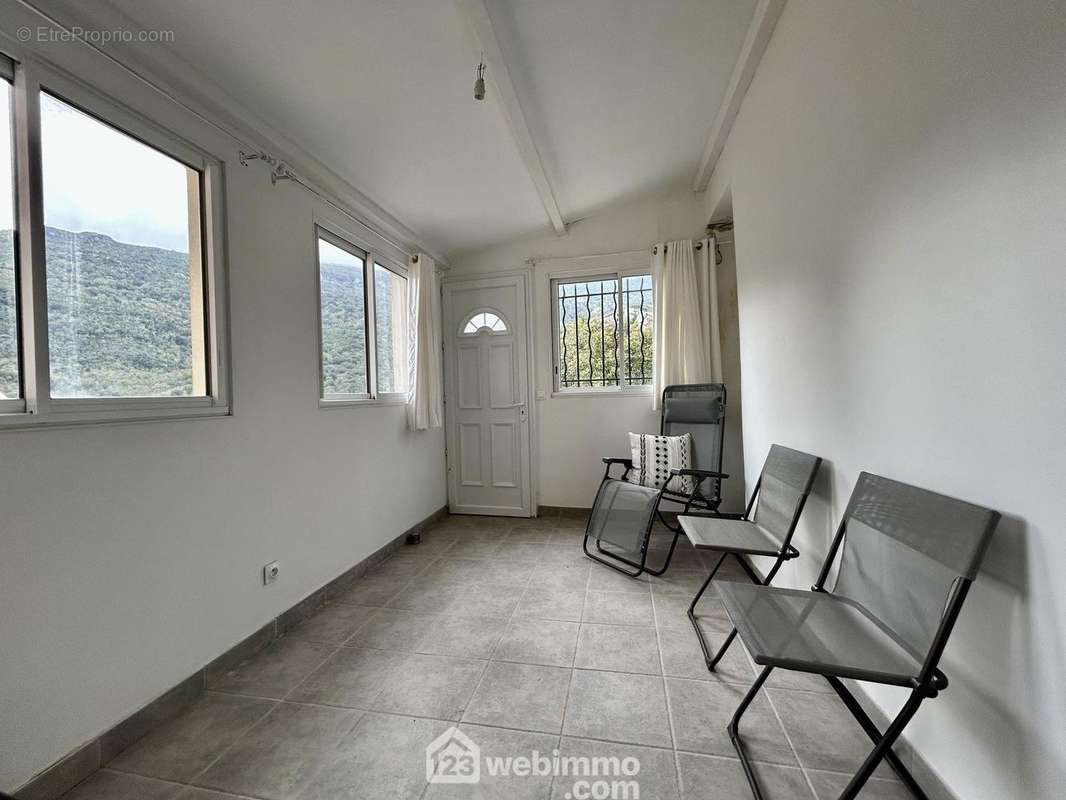 Pièce de 10 m2 à l&#039;entrée du duplex - Appartement à PIETRACORBARA