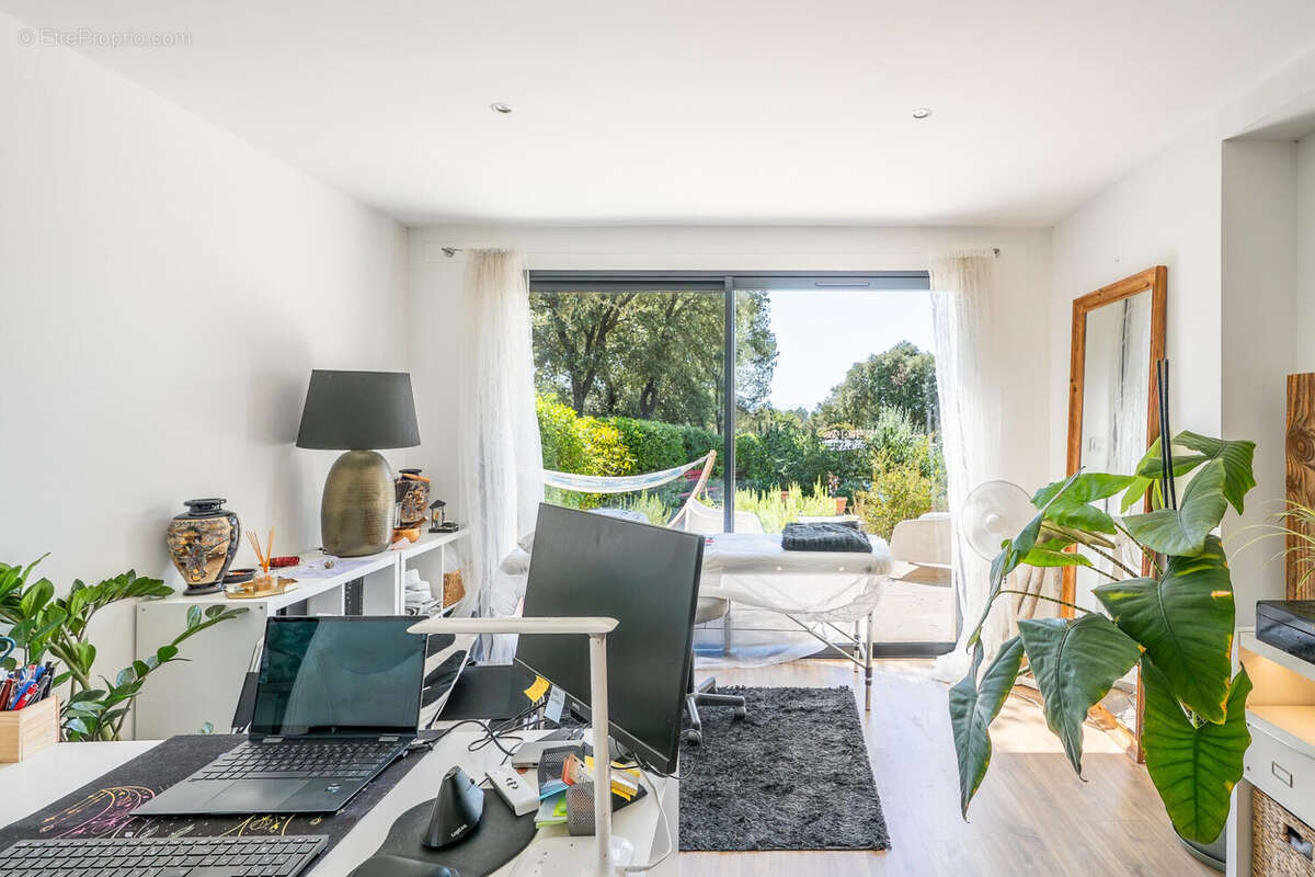 Maison 10 pièces 260 m² à vendre à Saint-Marc-Jaumegarde (13100) - photo 9