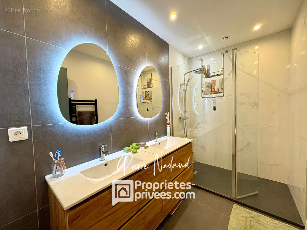 Maison à SAINT-MEDARD-DE-GUIZIERES