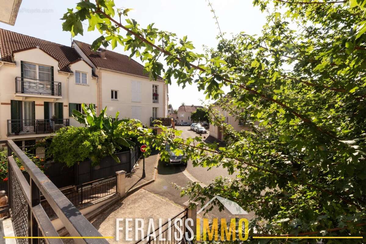 Superbe séjour pour ce F2 à 2 pas de toutes commodités ! - photo 15
