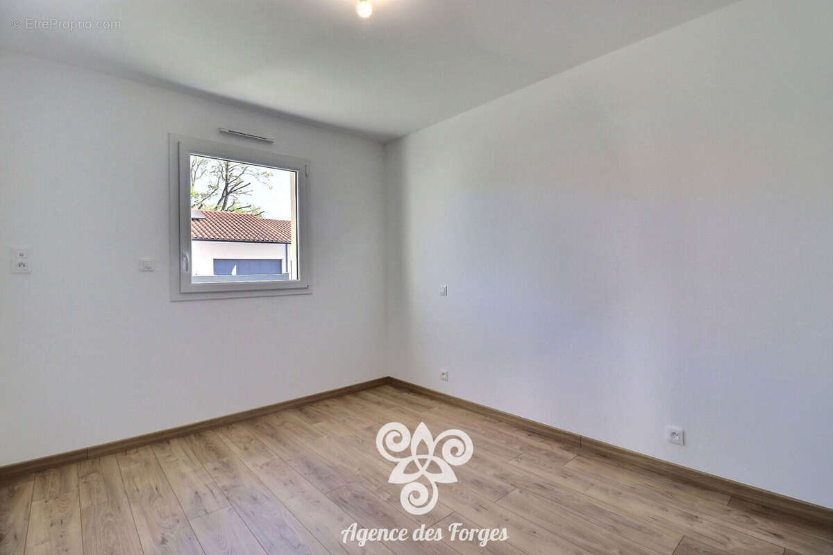 Maison à SAINT-MACAIRE-EN-MAUGES