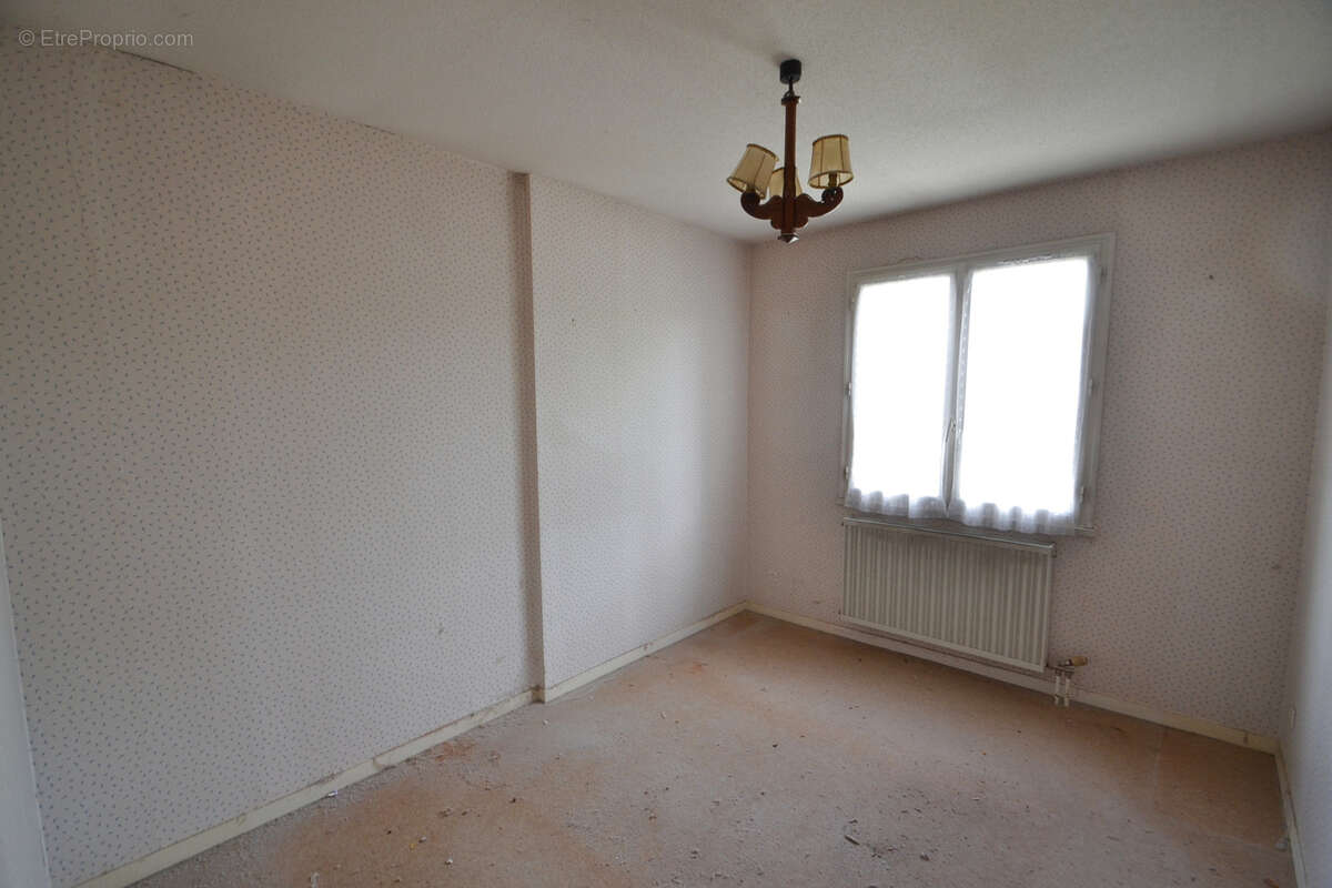 GANNAT, maison T4 de 94 m2, jardin et garage - photo 5