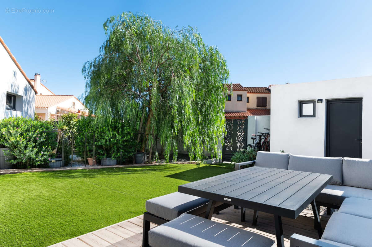 Maison à SAINT-LAURENT-DE-LA-SALANQUE