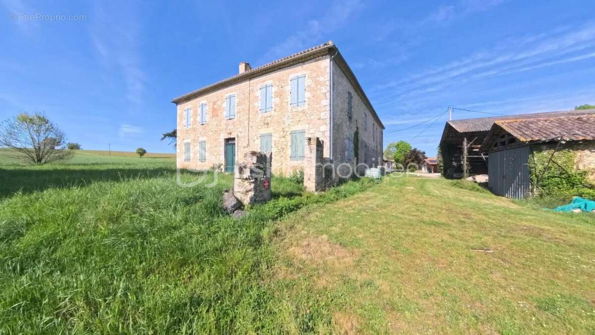 Demeure de caractère à rénover, au coeur de la campagne gersoise - photo 2