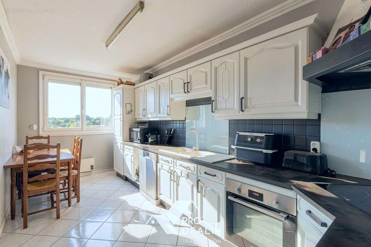 Appartement 88 m² à Saint-Priest  - photo 4