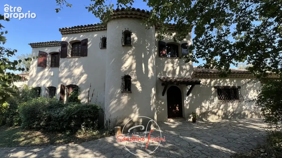 Villa de caractere - beaux volumes - piscine et terrain - photo 1