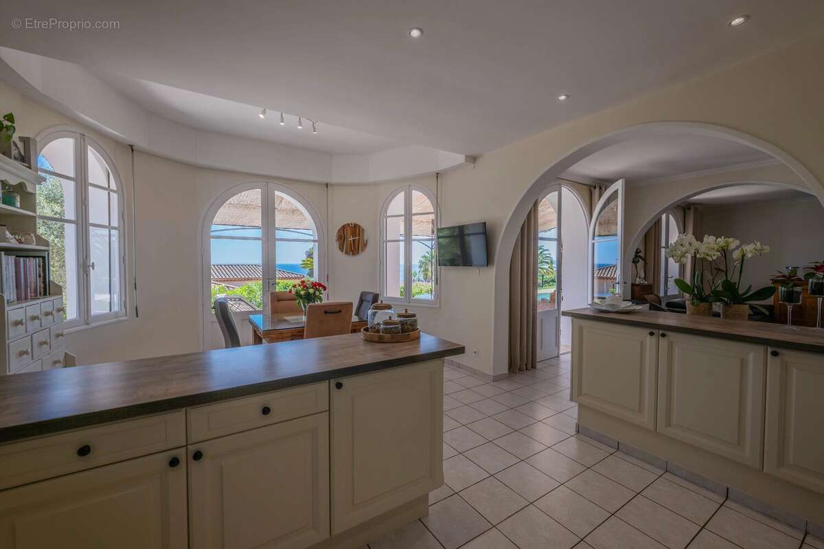 LES ISSAMBRES : Villa tout à pied avec vue mer exceptionnelle - photo 4