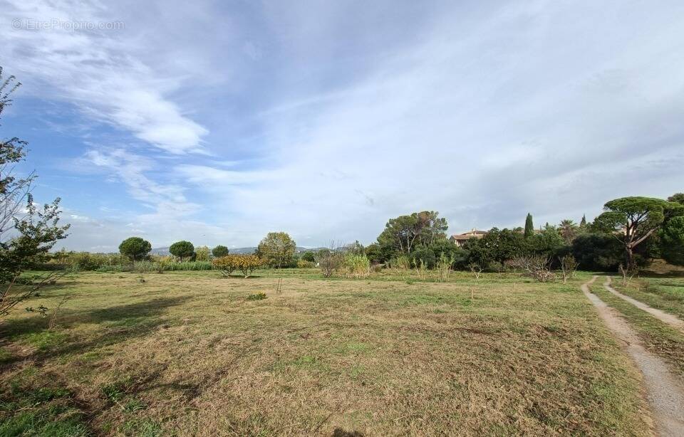 Terrain à FREJUS