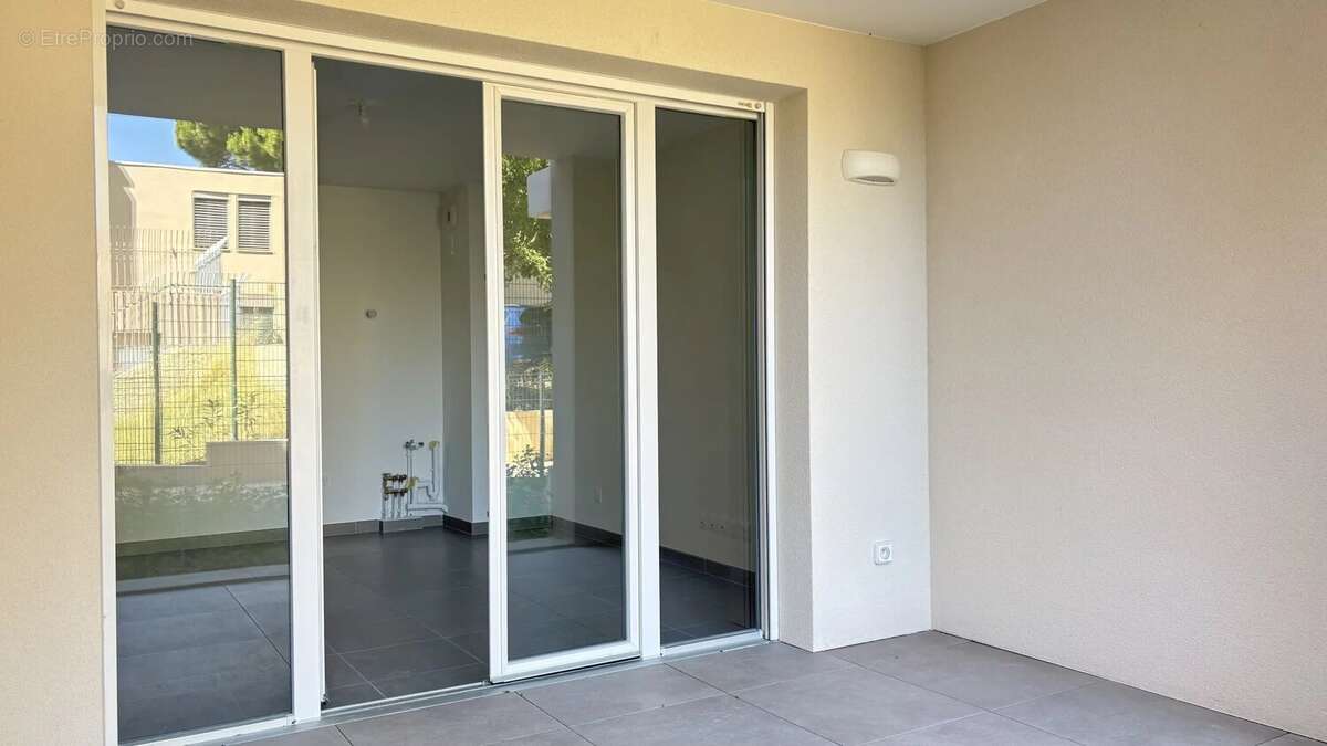Appartement T2 - Etat Neuf avec jardin privatif et stationnement - Port-de-Bouc - Résidence Villa Marina - photo 13