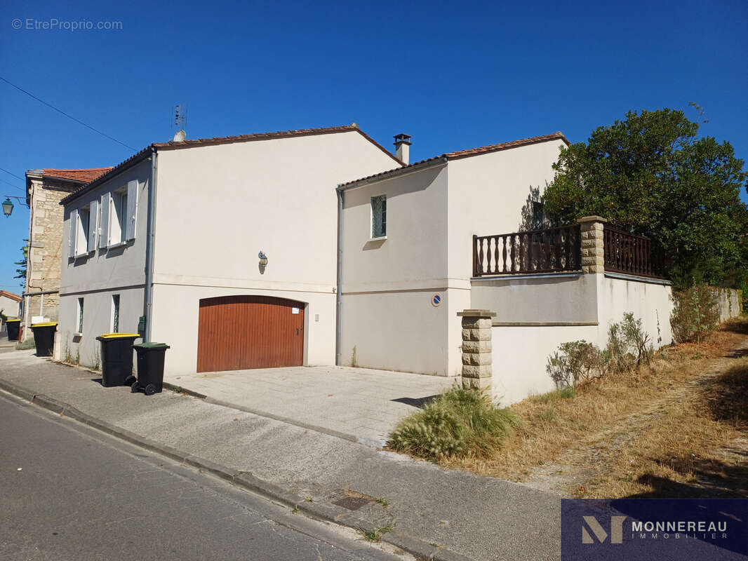 Maison services a pied avec jardin et garage - photo 2