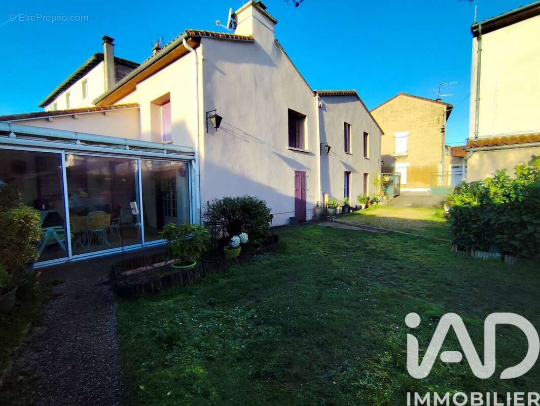 Maison 165 m² à Chasseneuil-Du-Poitou  - photo 2